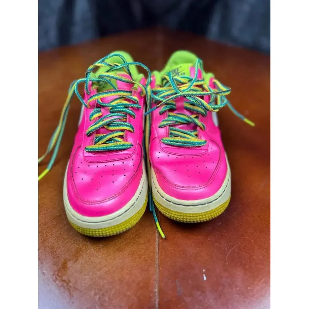- Nike Air Force 1